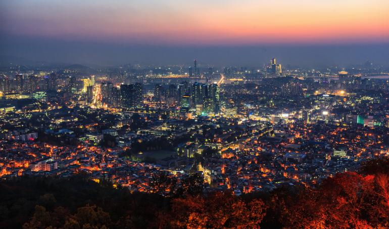 Mit der Seilbahn gelangt man auf den Berg Namsan, von wo aus man einen spektakulären Blick auf die Millionen-Metropole Seoul erhält.
