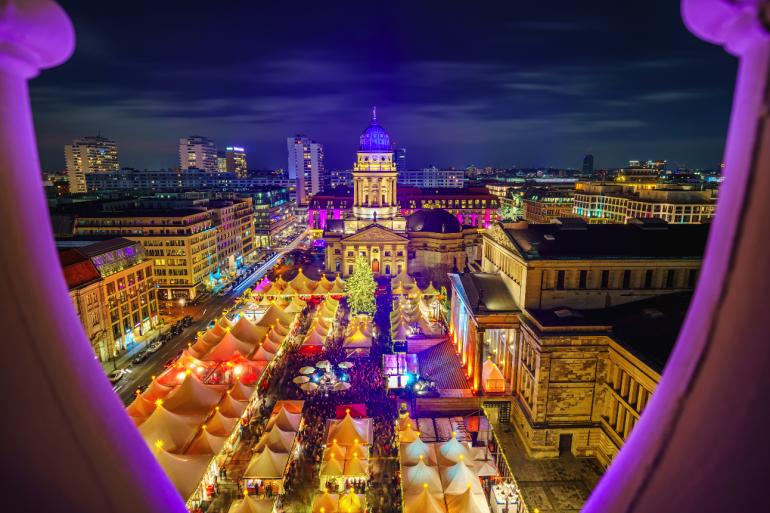 Auf dem hier zu sehenden Gendarmenmarkt findet der diesjährige WeihnachtsZauber nicht statt. Ein Besuch lohnt sich trotzdem! 