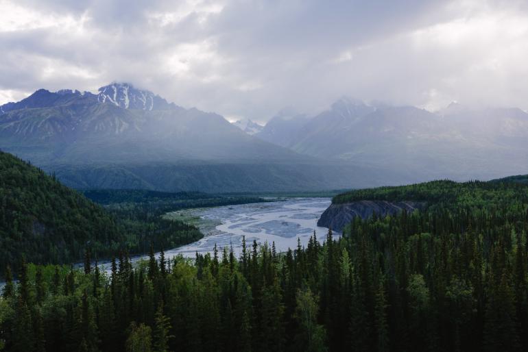 Entlang des Glenn Highway Richtung Glennallen finden sich atemberaubende Motive wie der Blick auf den Matanuska River.