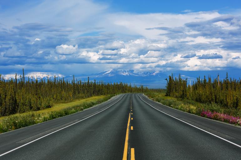 Unendliche Weite: Der Weg zum Wrangell-St.-Elias-Nationalpark
führt über den Edgerton Highway – malerische Bergkulisse inklusive.