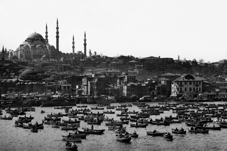 &quot;Das Goldene Horn&quot;, im Hintergrund die Süleymaniye-Moschee