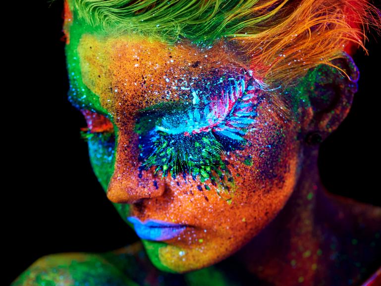 Schwarzlicht ermöglicht in Kombination mit speziellen UV-Licht-Make-up-Farben ausgefallene und leuchtende Porträts im Neon-Look.