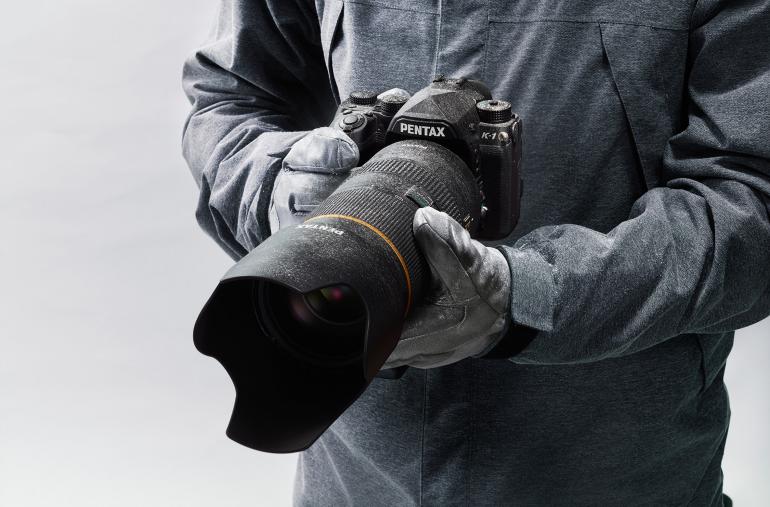 Wetterfest, hart im Nehmen und mit einem langlebigen Verschluss ausgestattet, so präsentiert sich die erste Vollformat-DSLR K-1 von Pentax.