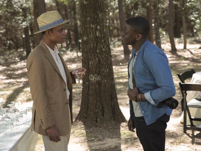 Auf einer Gartenparty trifft Chris (rechts: Daniel Kaluuya) auf suspekte Gäste (links: Lakeith Stanfield). 