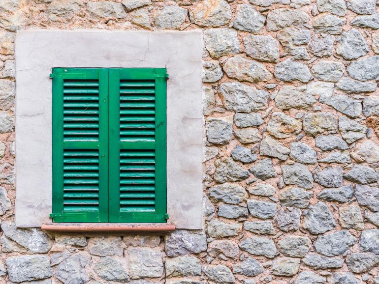 Fensterladen im ersten Drittel des Bildausschnitts