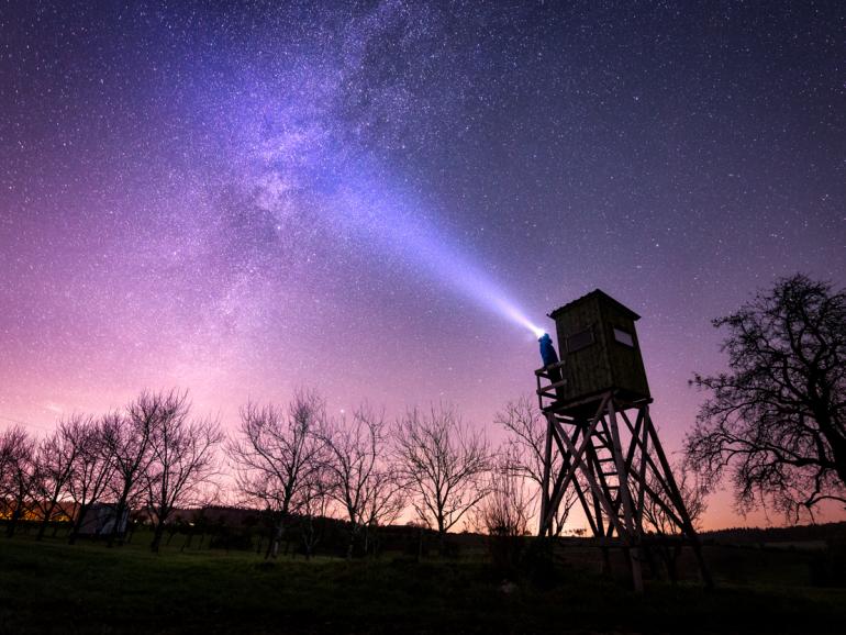 Indem man die Milchstraße mit einer Taschenlampe anleuchtet wird man sie zwar nicht besser sehen, aber es sieht einfach immer wieder toll aus ;) Tamron 15-30mm - 15mm, 30s, F/2.8, ISO 3200