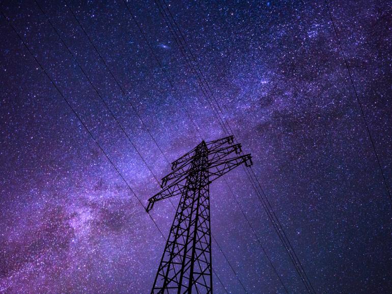 So schön der Sternenhimmel auch ist, erst durch den Strommast im Vordergrund entsteht ein Gefühl von Weite. Tamron 15-30mm - 20mm, 30s, F/2.8, ISO 1600