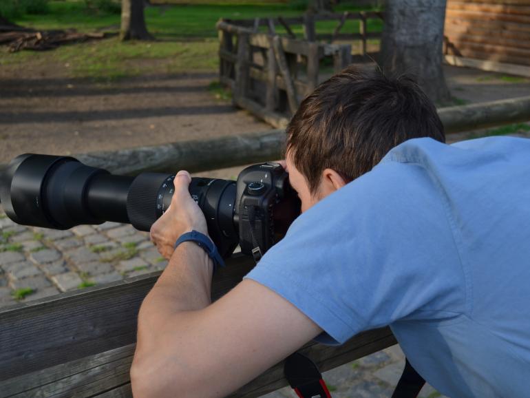 Solch ein Supertelezoomobjektiv braucht Stabilität beim Fotografieren. Nutzen Sie verfügbare Flächen, wie hier einen Zaun, um das Objektiv aufzulegen, oder verwenden Sie ein Stativ