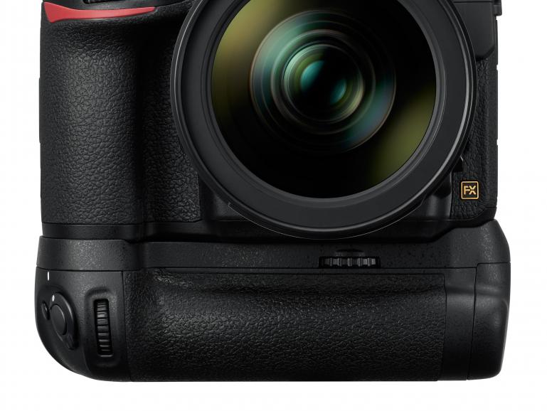 Mit dem optional erhältlichen Nikon Multifunktionshandgriff MB-D18 (439 Euro) lassen sich Serienaufnahmen von bis zu neun Bildern pro Sekunde aufzeichnen.