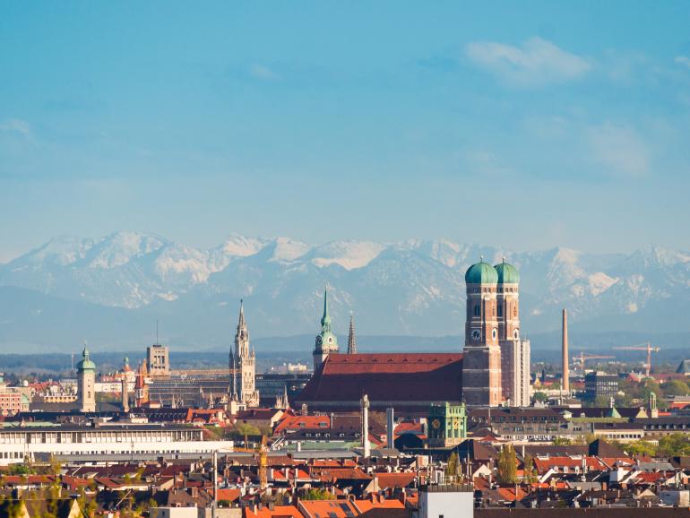 Stadt-Panorama mit Seitenlicht in München