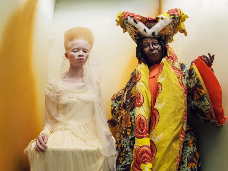 Die südafrikanische Anwältin und Model Thando Hopa und die Schauspielerin Whoopi Goldberg.