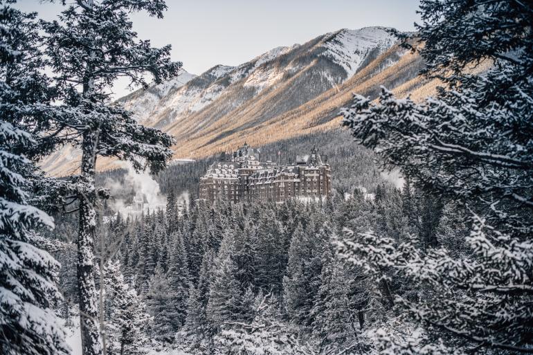 Warme Morgensonne legt sich über die atemberaubende Winterkulisse des Banff-Nationalparks. Hauptmotiv des Bildes: das legendäre Hotel Fairmont Banff Springs. Nikon D4 | 50mm | 1/640 s | F/2,8 | ISO 100 