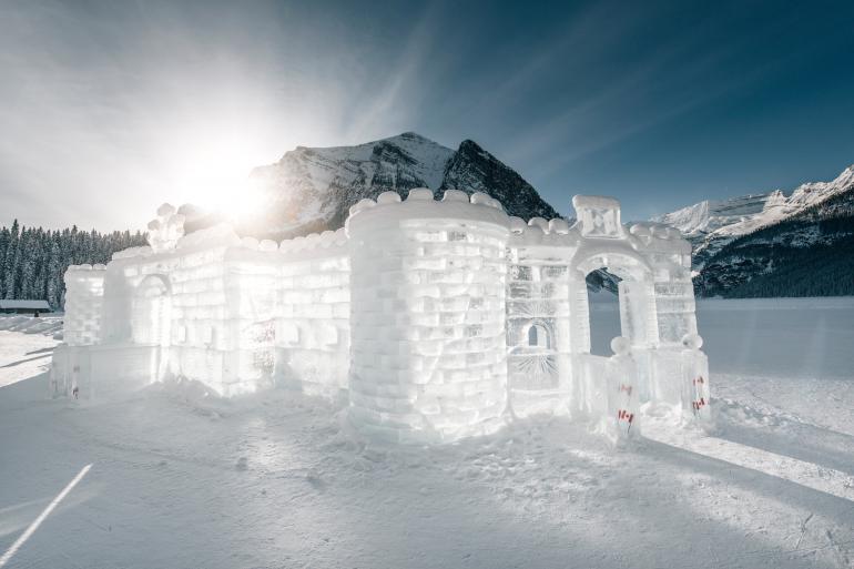 Eispalast auf dem Lake Louise – aufgenommen im leuchtenden Gegenlicht der Nachmittagssonne. Nikon D800 | 14mm | 1/2000 s | F/9 | ISO 200 