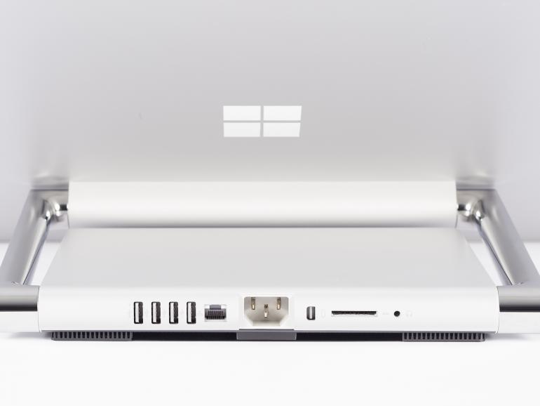 Rückseitig: Alle Anschlüsse des Surface Studio sind rückseitig angebracht. Vorteil: Das verhindert nervigen Kabelsalat.