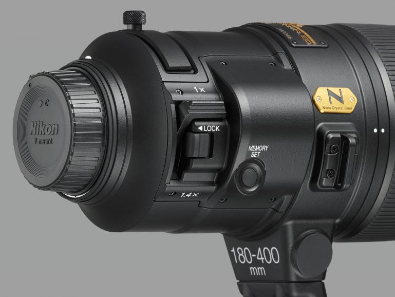 Nikons erstes Telezoom-Nikkor mit integriertem Telekonverter