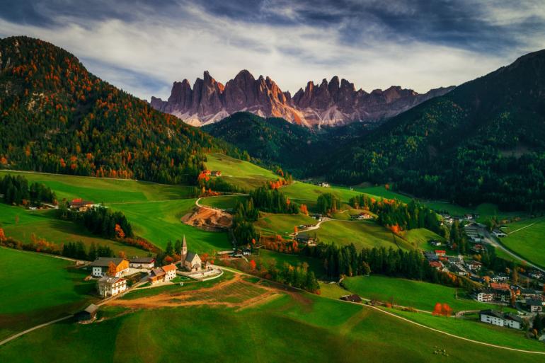 Platz 3 in der Kategorie Landschaft, Profi: &quot;Santa Maddalena village in front of the Geisler or Odle Dolomites Group, Val di Funes, Trentino Alto Adige, Italy, Europe&quot;