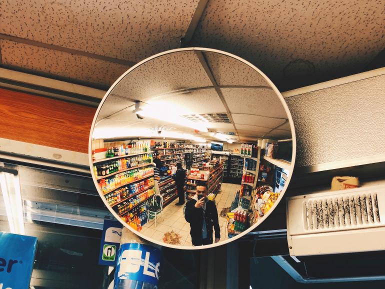 Ein etwas anderes Selfie: Dieser Instagram-User hat das kreisförmige Motiv gekonnt in Szene gesetzt.