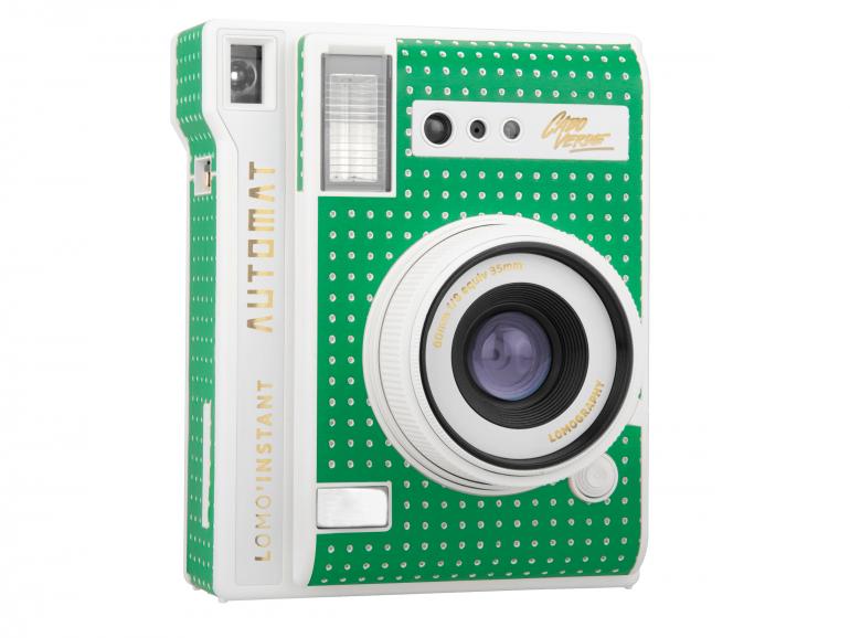 Knalliges Grün: Die Lomo’Instant Automat Cabo Verde besitzt ein grün-weiß gepunktetes Kameragehäuse aus Kunststoff.