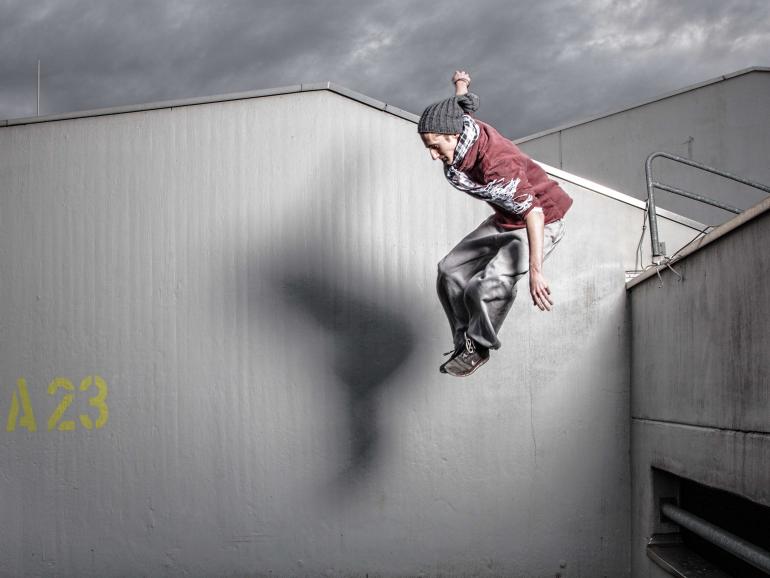  Gratis-Parkourshow: Ein Abenteuer für die Augen bieten drei Parkourläufer, die dreimal täglich mit spektakulärer Leichtigkeit und Kreativität Hindernisse aller Art überwinden, dabei scheinbar die Gesetze der Physik außer Kraft setzen und ein Foto-Motiv der besonderen Art bieten. 