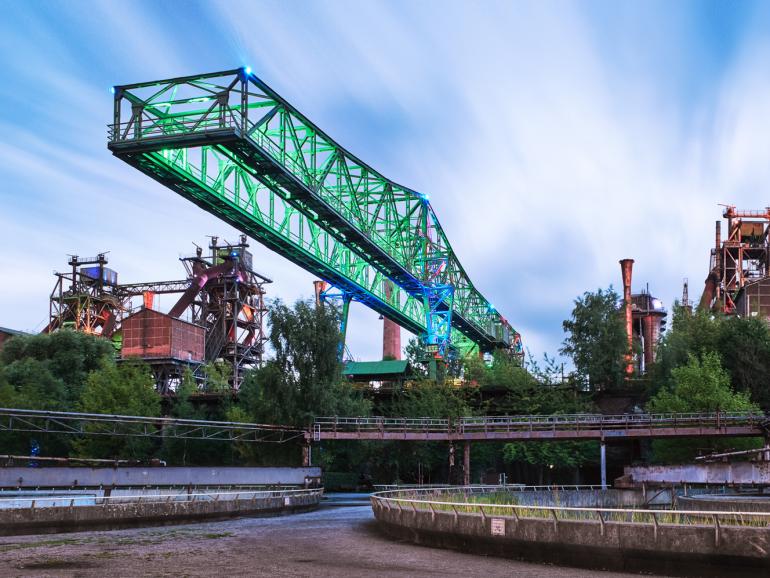 Im Landschaftspark Duisburg-Nord, nun im fünften Jahr Heimat der Photo+Adventure, gibt es auch abseits des Messe-Geschehens viel zu entdecken. Das weitläufige Areal fasziniert mit dem Zusammenspiel von alten Industrie-Ruinen, moderner Lichtinstallation und bunter Natur.