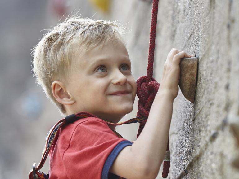 Großer Spaß für Jung und Alt: Der Landschaftspark beherbergt Deutschlands größten Outdoor-Klettergarten mit über wählbaren 400 Routen. Am Photo+Adventure-Wochenende werden Einsteigerkurse zum Klettern und Klettersteiggehen von der Sektion Duisburg des Deutschen Alpenvereins angeboten.