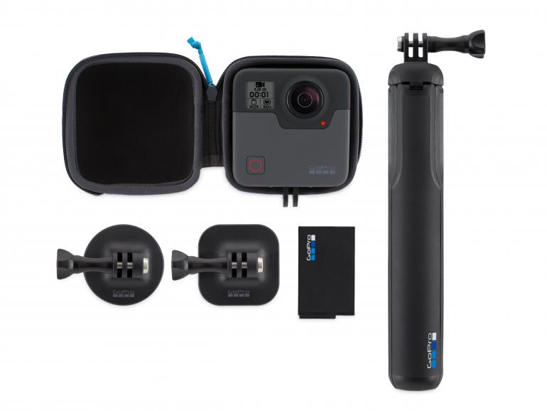 Die GoPro Fusion wird in einer praktischen Schutzhülle geliefert. Der Handgriff kann auf Wunsch als Stativ ausgeklappt werden. Zwei Halterungen liegen dem Lieferumfang bei. Der Akku ist austauschbar.