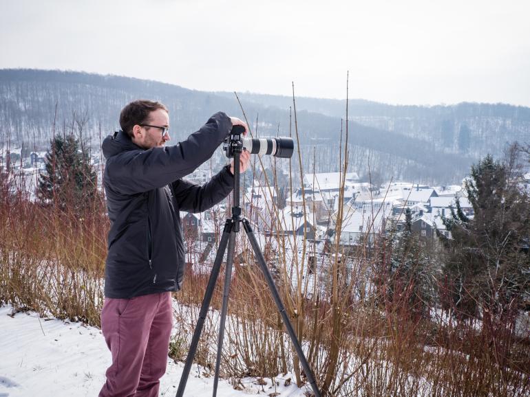 Eine stabile Kameraposition ist für eine gelungene Aufnahme mit Telebrennweite extrem hilfreich. Achten Sie beim Kauf auf einen einfach zu bedienenden Stativkopf, meist Kugelkopf oder 3-Wege-Neiger, sofern dieser dem Stativ beiliegt.