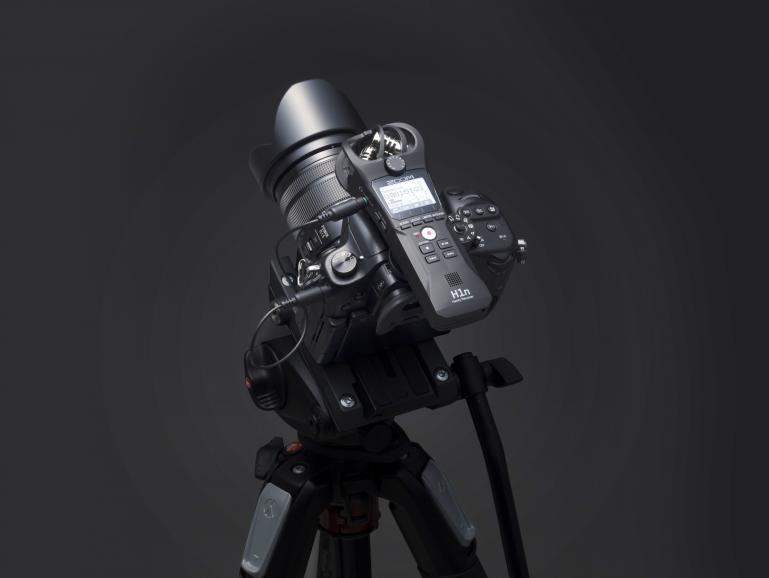 Ob als mobiler Recorder oder angeschlossen an die Kamera: Die Kondensatormikrofone des Zoom H1n garantieren kristallklare Stereo-Aufnahmen und wurden speziell für den Einsatz in der Praxis entwickelt.