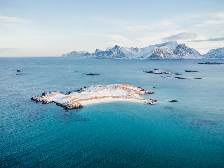 Unzählige Perspektiven: 100 Meter über dem offenen Atlantik: Kameradrohnen wie die Mavic Air ermöglichen erstaunliche Perspektiven.