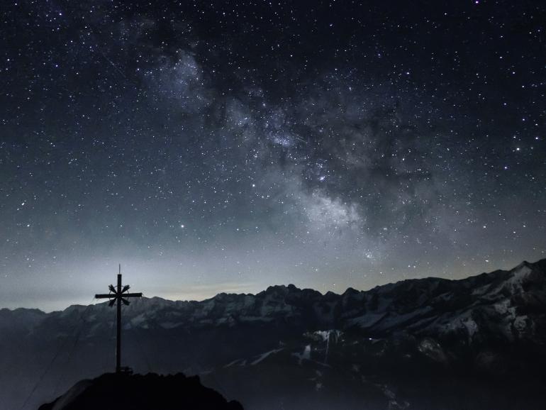Einer unserer Leser hat diesen Sternenhimmel über den Ammergauer Alpen perfekt in Szene gesetzt.
