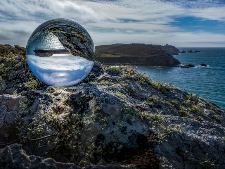 Auf seinen Reisen nimmt Fotograf Harald Kröher gerne eine Glaskugel mit. Neben der schönen Spiegelung wird hier auch die Schärfe des von ihm benutzten Sigma-Objektivs verdeutlicht.