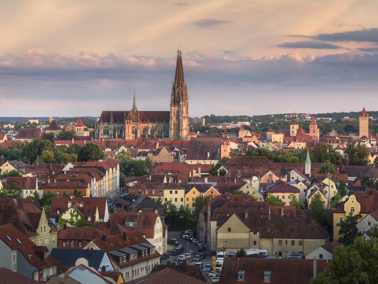 Einzigartige Kulisse: Die Abendsonne taucht die Donau-Stadt Regensburg in warmes Licht. Fotograf Michael Breitung hat dieses Bild während eines Ausflugs aufgenommen.