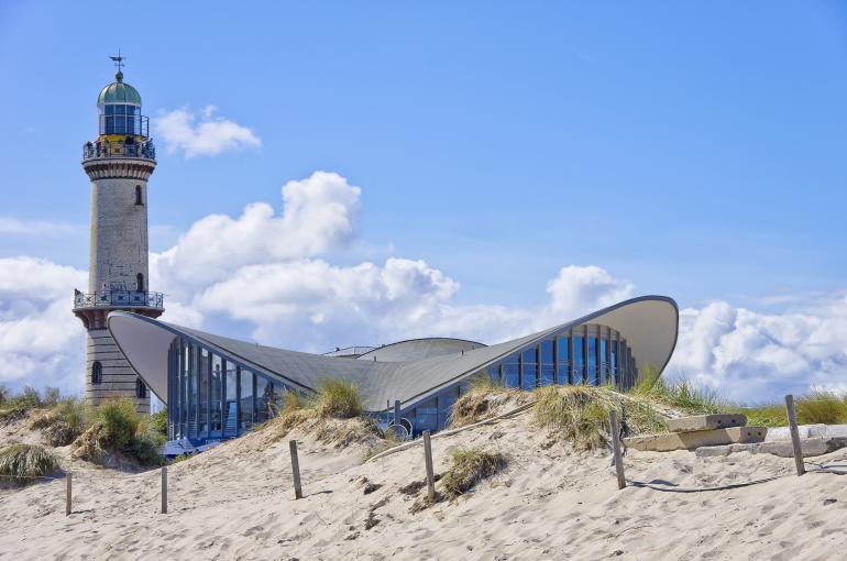 Leuchtturm und Teepott in Warnemünde - Alt und neu im Kontrast