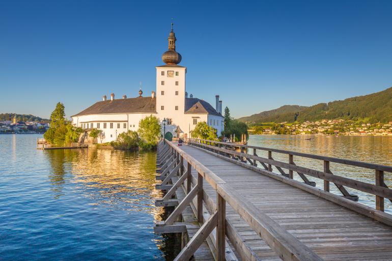 Schloss Ort - Seeschloss mit romantischem Fluss