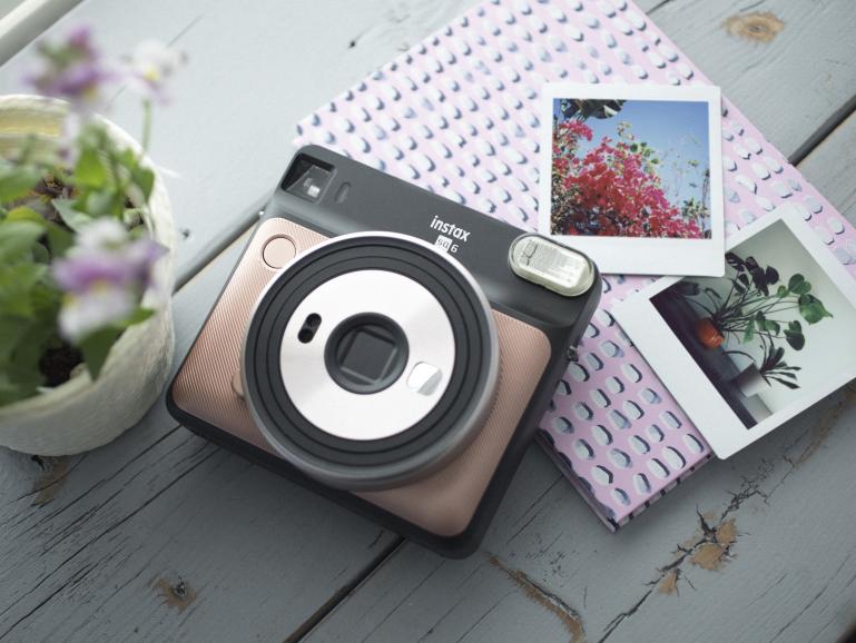 In 90 Sekunden zum Fotoglück: Vom Auslösen der Fujifilm instax SQ6 bis zum fertig entwickelten Foto vergehen rund 1,5 Minuten. Wartezeit, die sich lohnt!