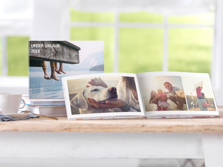 Mit der Pixum App gestalten Sie Ihr Urlaubsfotobuch genauso schnell und komfortabel mit Ihrem Smartphone wie mit Ihrem PC zu Hause.