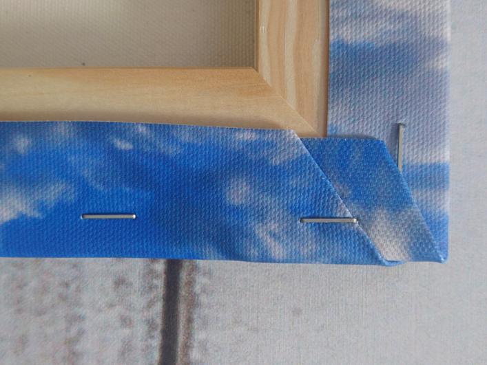  Die Leinwand ist sorgfältig um den Holzkeilrahmen gespannt. 