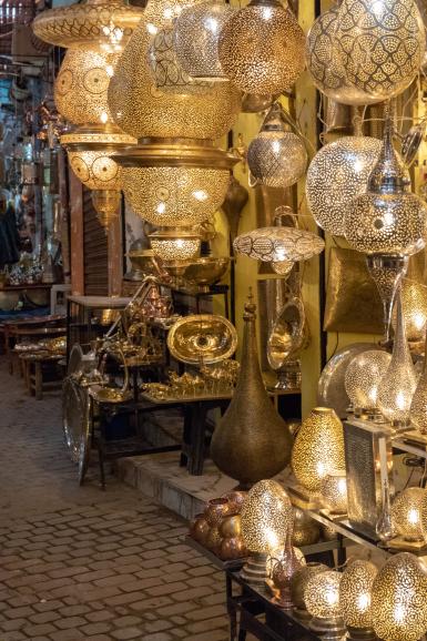 Das Kunsthandwerk ist in Marrakesch populär. Hier im Bild: das umfangreiche Leuchtenangebot eines Basarhändlers.