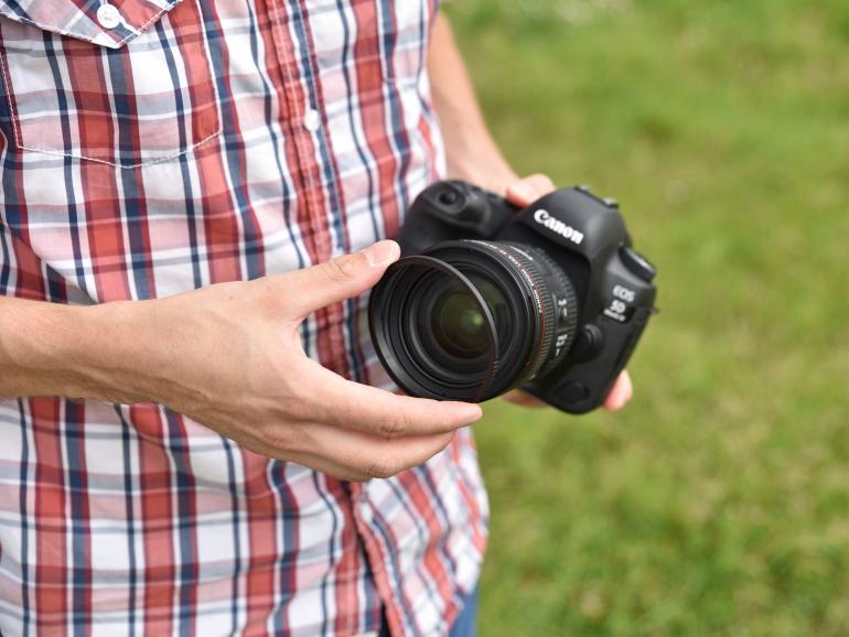 Schritt 1: Der magnetische Manfrotto XUME Adapter wird an das Objektiv geschraubt.