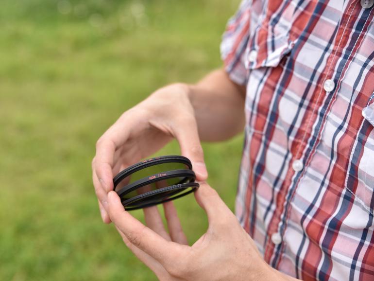 Schritt 2: Das ebenfalls magnetische Gegenstück wird am Filter befestigt. Auch mehrere Filter lassen sich so kombinieren.