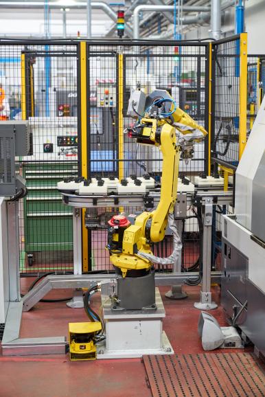 In Halle F6 verarbeitet ein Roboter vollautomatisch Stativbauteile.