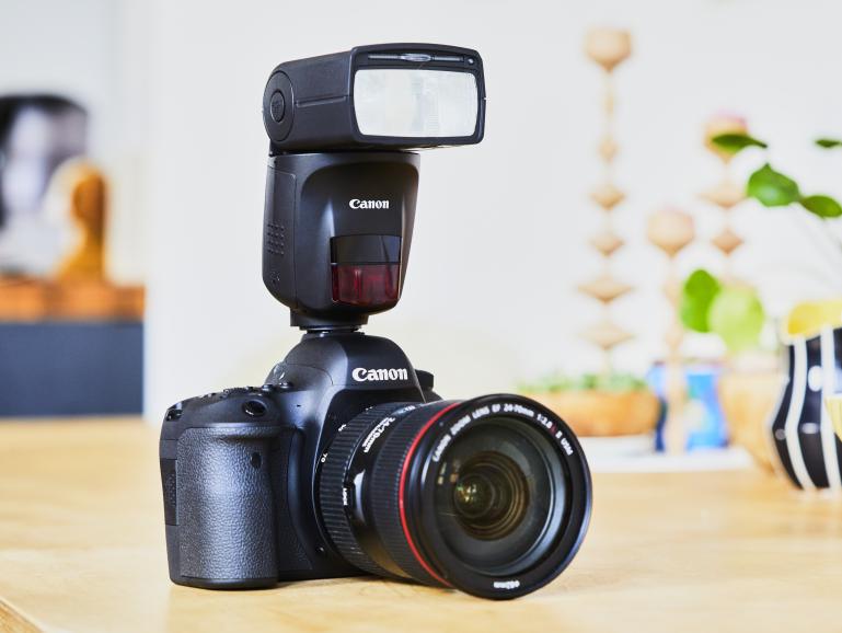 Vollautomatisch ausgerichtet: Der Canon Speedlite 470EX-AI richtet den Blitzkopf auf Wunsch vollautomatisch aus.