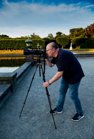 Thomas Dietrich in Aktion. Bei seinem Test arbeitete der DigitalPHOTO-Leser mit einem Telezoom, das er an seine Systemkamera befestigt hat. 