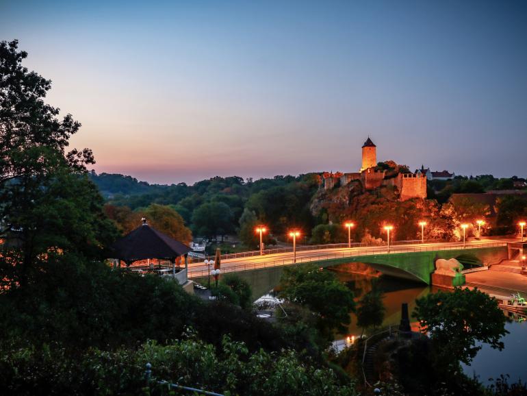 Zu sehen ist die Burg Giebichenstein in Halle (Saale) bei Sonnenaufgang, aufgenommen von Leserin Christiane Hube.