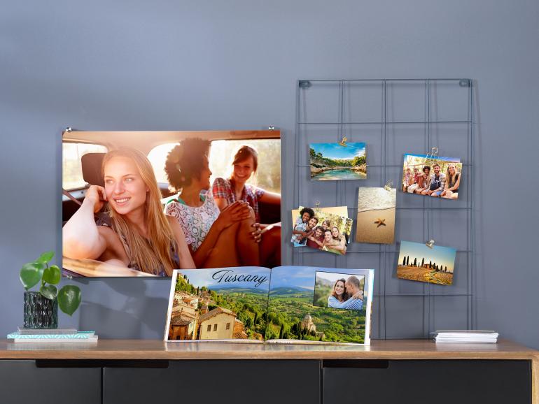 Große Auswahl
Als Online-Fotoservice bietet Pixum über 100 verschiedene Foto-Produkte an. Jeder Kunde kann sein Produkt ganz einfach individuell gestalten, um mit den Pixum-Fotoprodukten persönliche Erinnerungen festzuhalten.