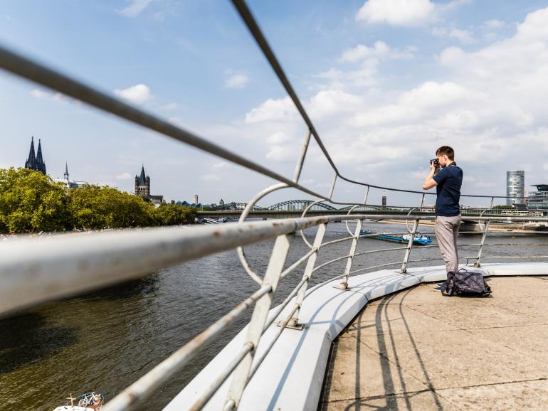 In die Kameratasche Noreg Messenger-30 passen neben einer Kamera plus Wechselobjektiv auch ein Laptop, ein Tablet und ein Stativ. Damit ist Fotograf Nico Metzger auf seinem Fotoausflug durch Köln bestens gerüstet. Für längere Reisen lässt sich das modulare System bequem erweitern. Das Kamerafach wird dann zur separaten Schultertasche, so dass die Haupttasche weitere persönliche Dinge fassen kann.