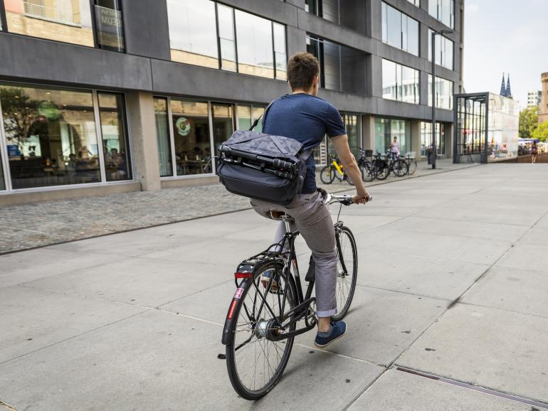 Macht ihren Namen alle Ehre: Auch voll beladen lässt sich die Umhänge-Fototasche Noreg Messenger-30 noch gut auf dem Fahrrad mitnehmen. 
