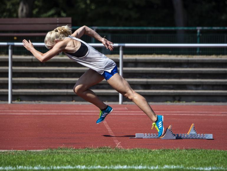 Typisches Beispiel für die Autofokus-Anwendung: Die Leichtathletin wird bildfüllend abgelichtet, ihre schnellen Bewegungen knackscharf eingefroren. 