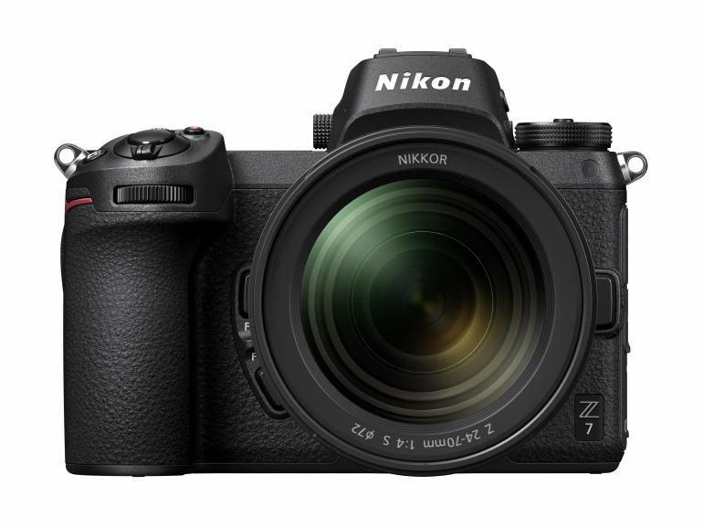 Die Nikon Z 7 positioniert sich im Nikon-Line-up auf der Stufe der beliebten Profispiegelreflexkamera D850. Die Auflösung des 45,7-MP-BIS-CMOS-Sensors ist identisch. Besser schneidet die Z 7 bei dem Prozessor, der Serienbildgeschwindigkeit, den AF-Messfeldern, dem HDMI-Output und dem integrierten Bildstabilisator ab.