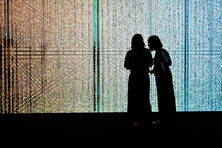 Kunstinstallation im Digital Art Museum Tokio TeamLab. Zu sehen ist ein Lichterwald aus LED-Ketten. Freihändige Aufnahme bei ISO 400, f/4 und 1/50 Sek.